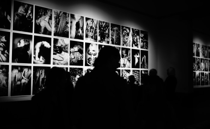 Ingen människa är en ö. Många människor är ett hav.