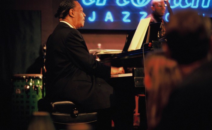 McCoy Tyner spelar fyrhändigt med&nbsp;Gud